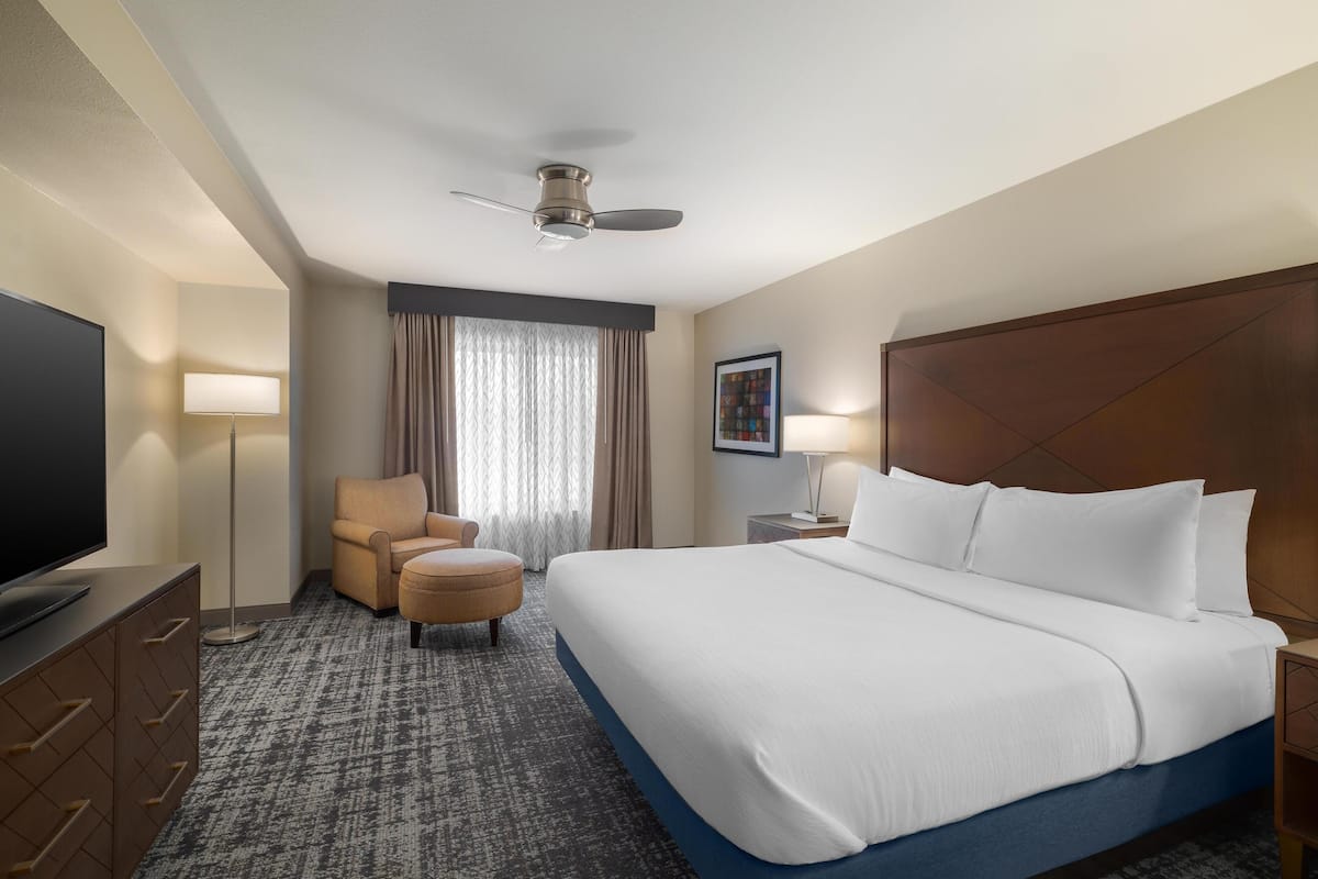 1 kamar tidur, brankas, meja kerja, dan ruang kerja ramah laptop