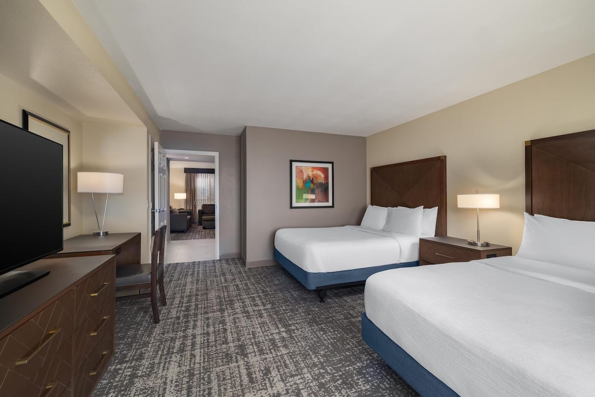 1 habitación, caja de seguridad en la habitación y escritorio