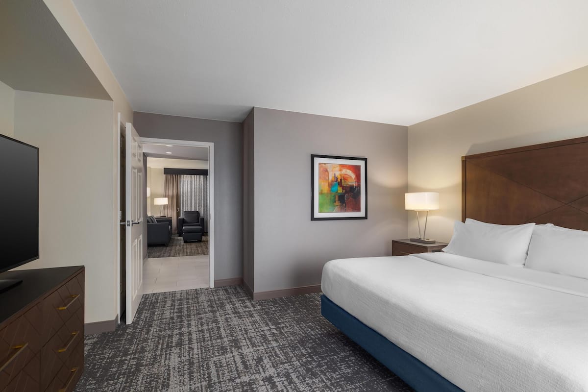 1 kamar tidur, brankas, meja kerja, dan ruang kerja ramah laptop