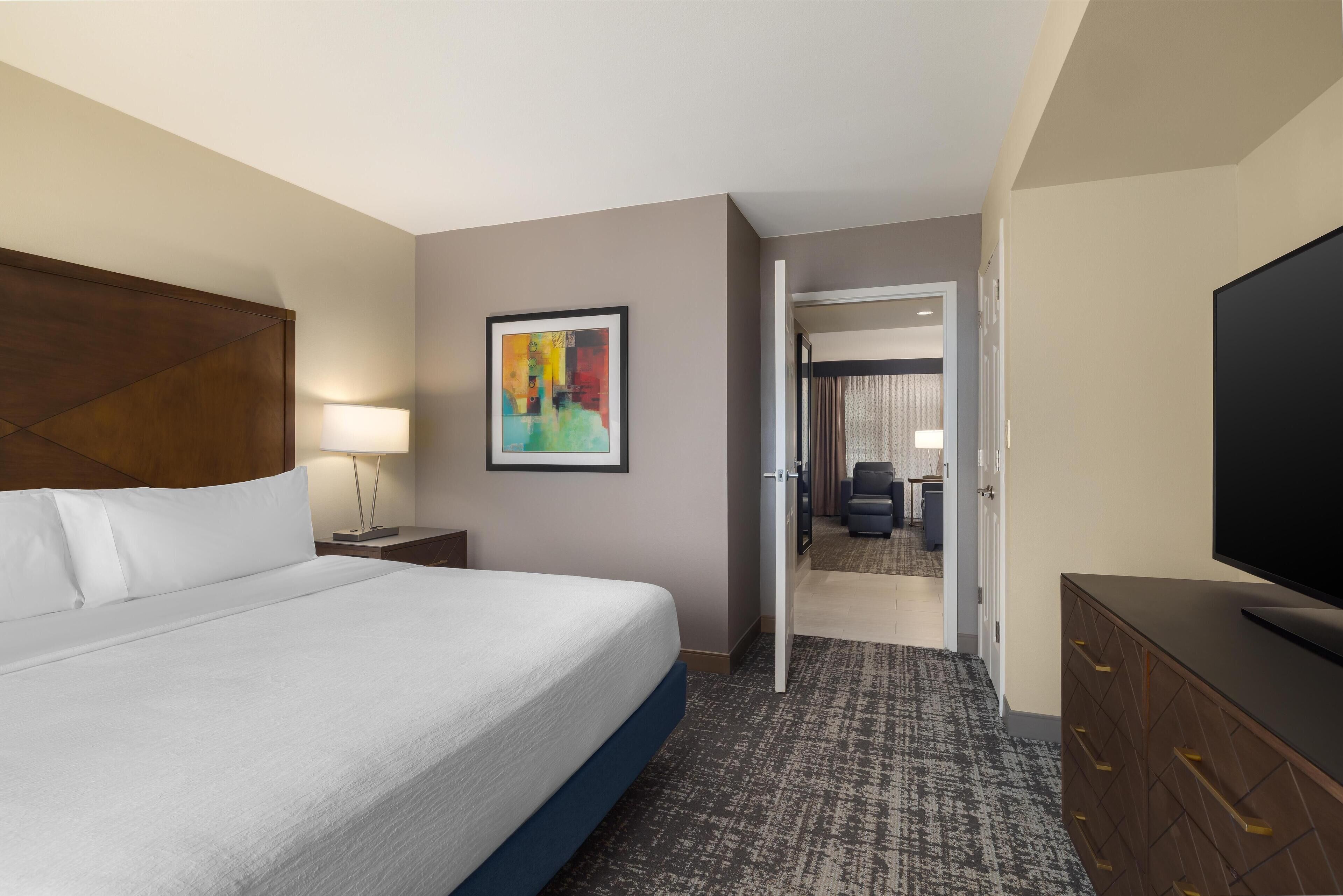 1 多间卧室、客房内保险箱、办公桌、笔记本电脑工作区