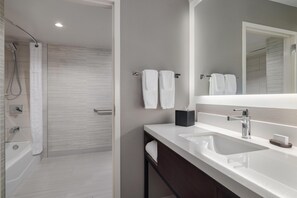 Studio, 1 King-Bett | Badezimmer