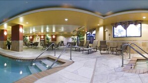 Zona de piscina interior amb gandules i menjador.