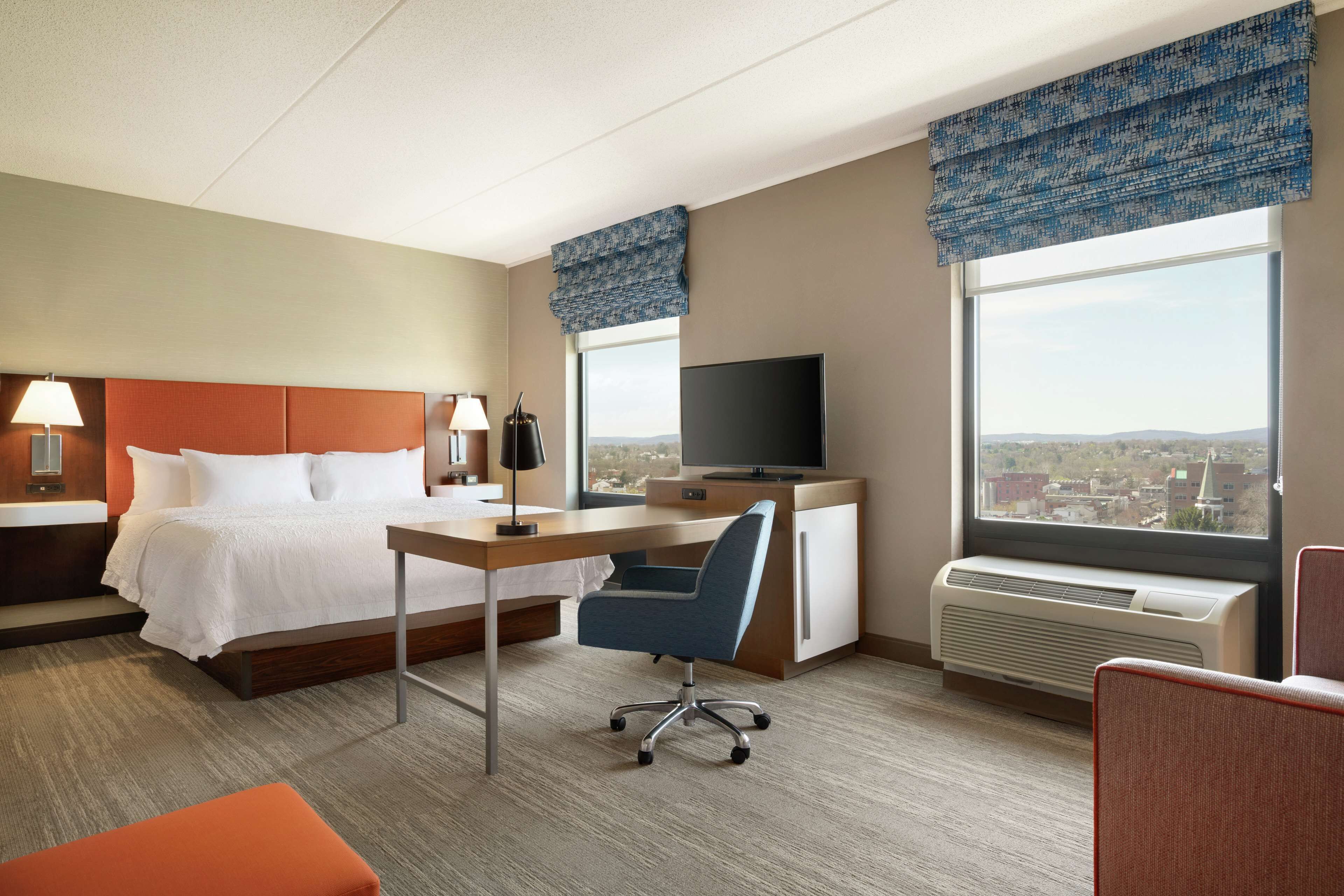 Bureau, rideaux occultants, fer et planche à repasser