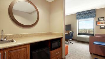 Een 42-inch lcd-televisie met kabelzenders en een televisie