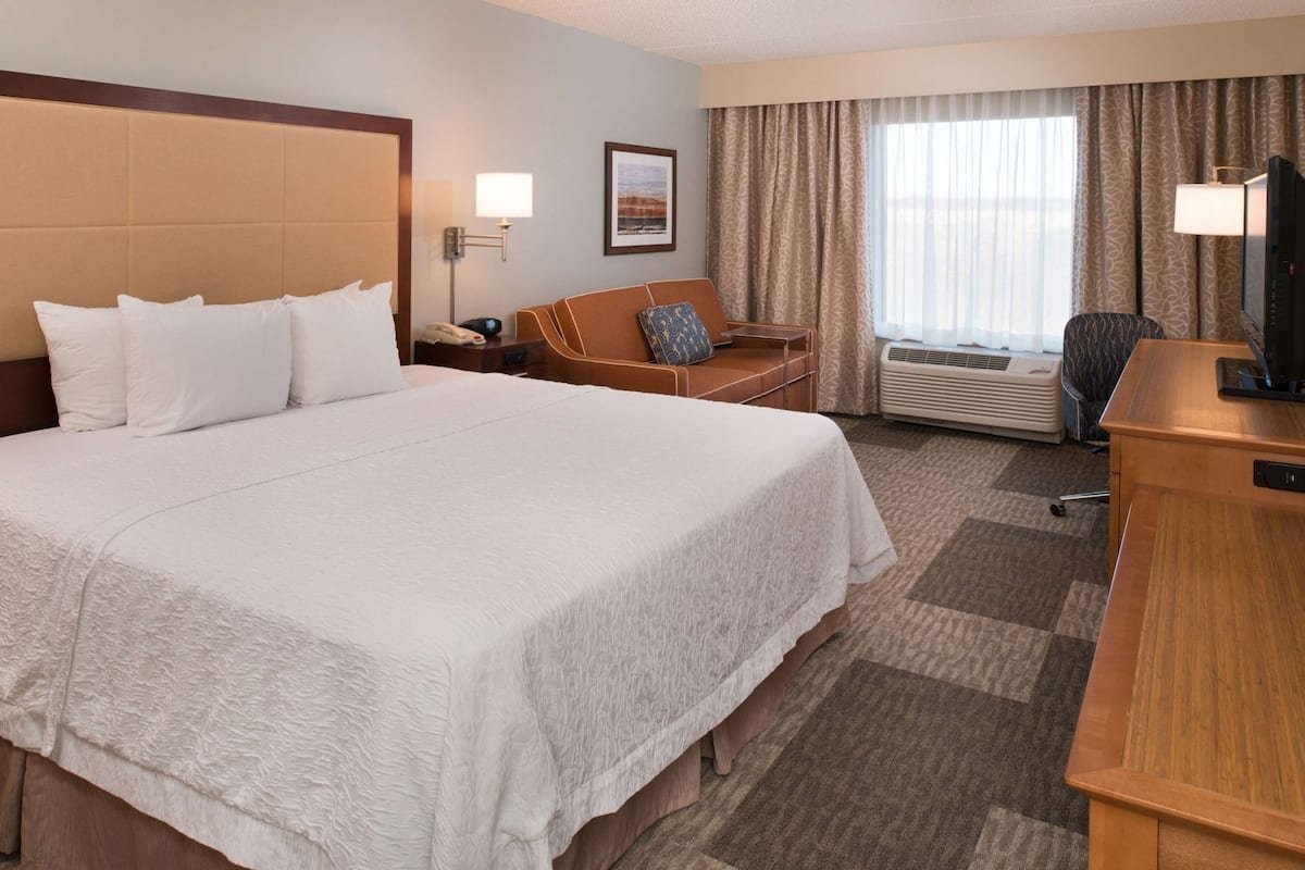 Premium bedding, individually decorated, individually furnished, desk