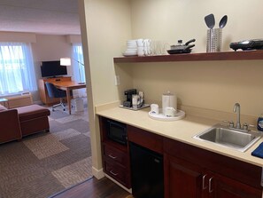 A compact hotel room with a kitchenette, a dining area, and a TV in the living space. - Hampton Inn & Suites Schertz (Schertz)