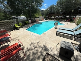 Una piscina al aire libre