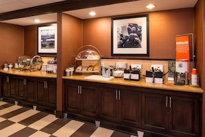 Buffet déjeuner gratuit tous les jours