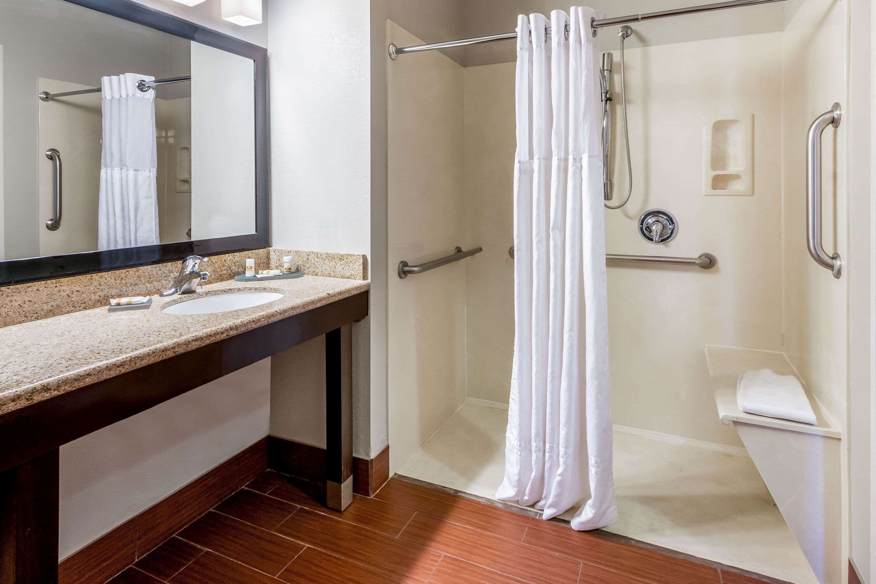 Photo - La Quinta Inn & Suites by Wyndham Roswell