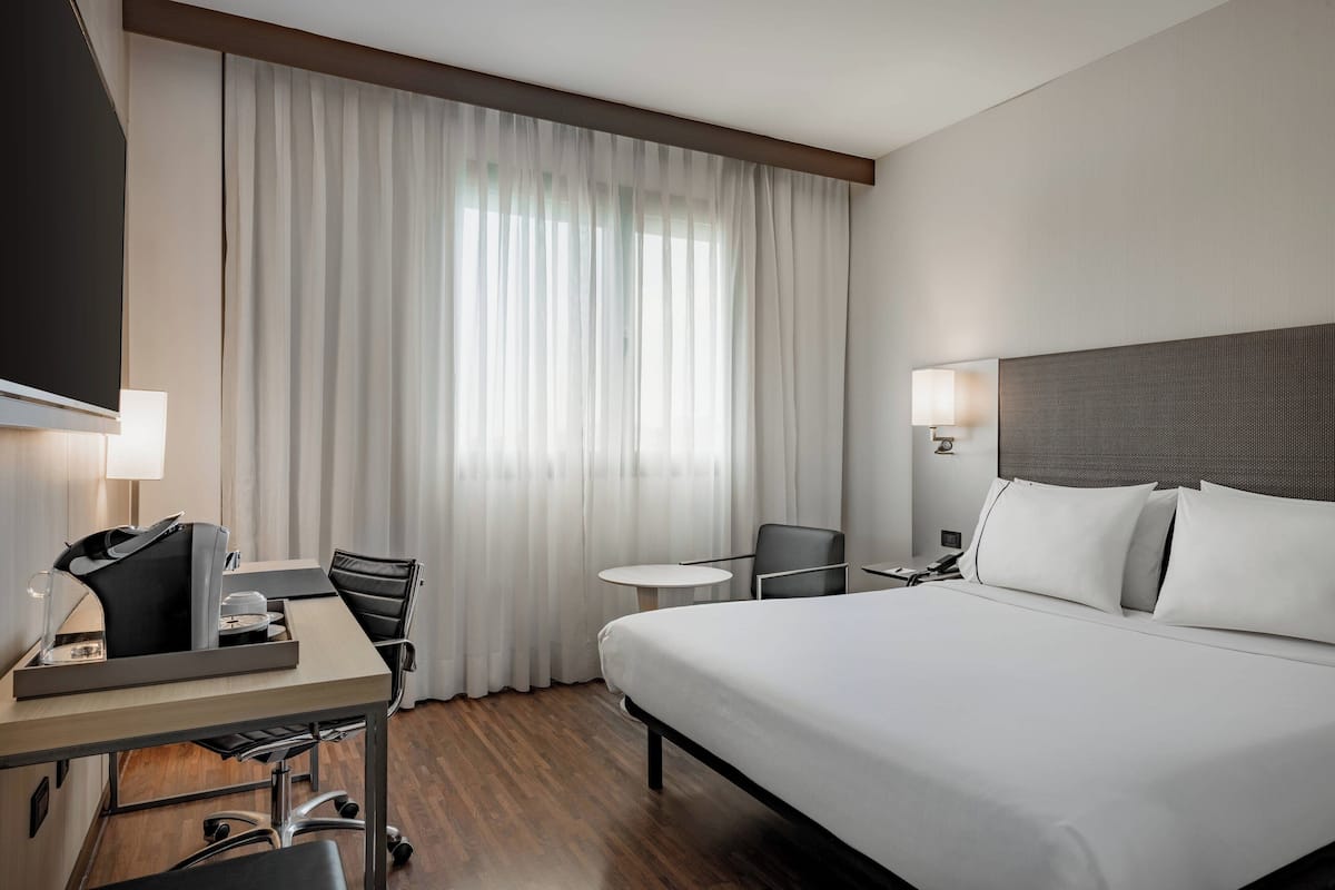 1 bedroom, egyptian cotton sheets, premium bedding, down duvets