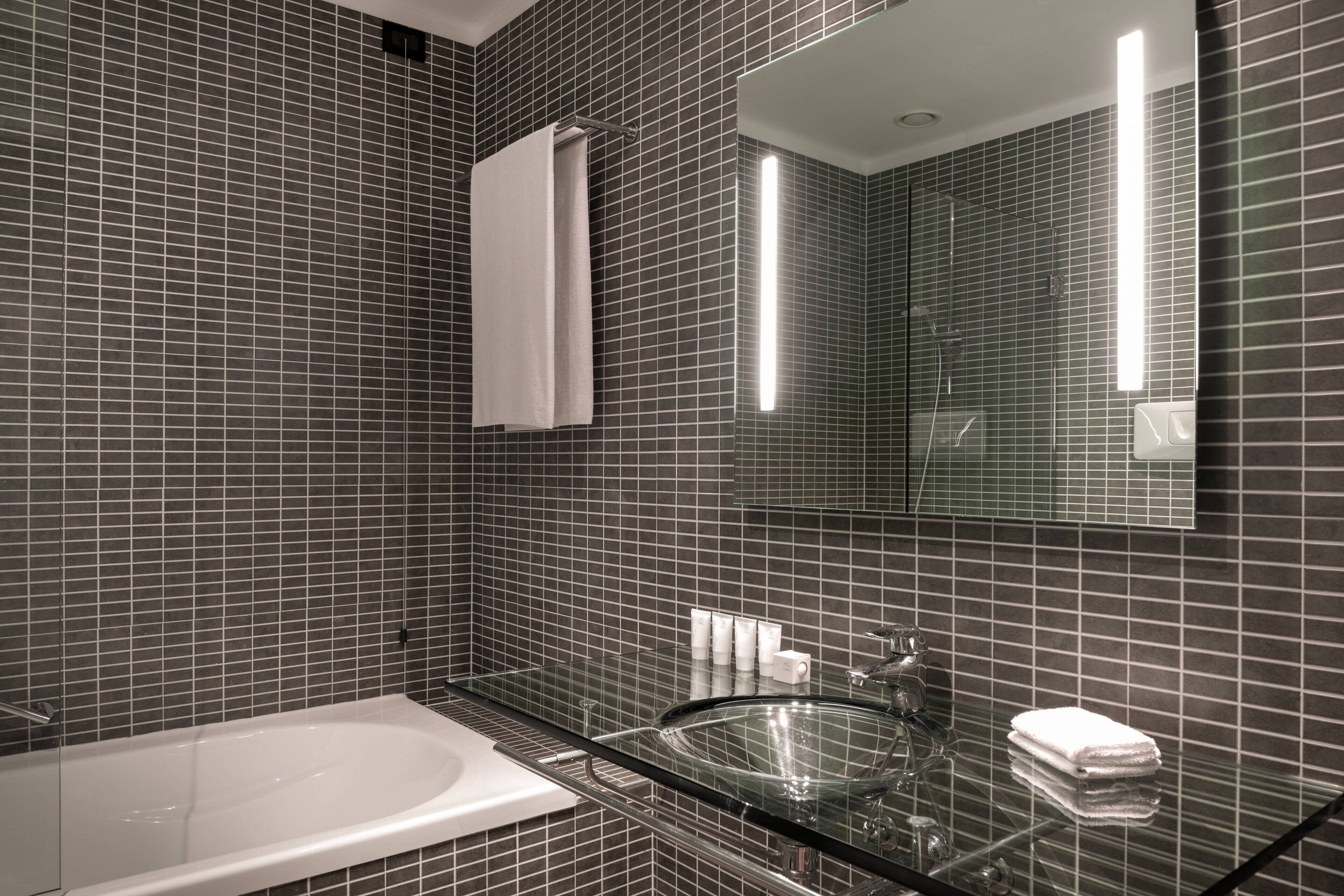 combined shower/bathtub, deep-soaking bathtub, free toiletries