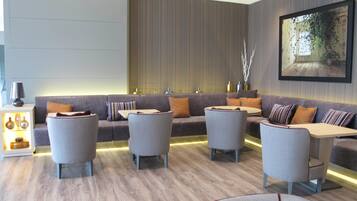 Breakfast, lunch, dinner served; Italian cuisine