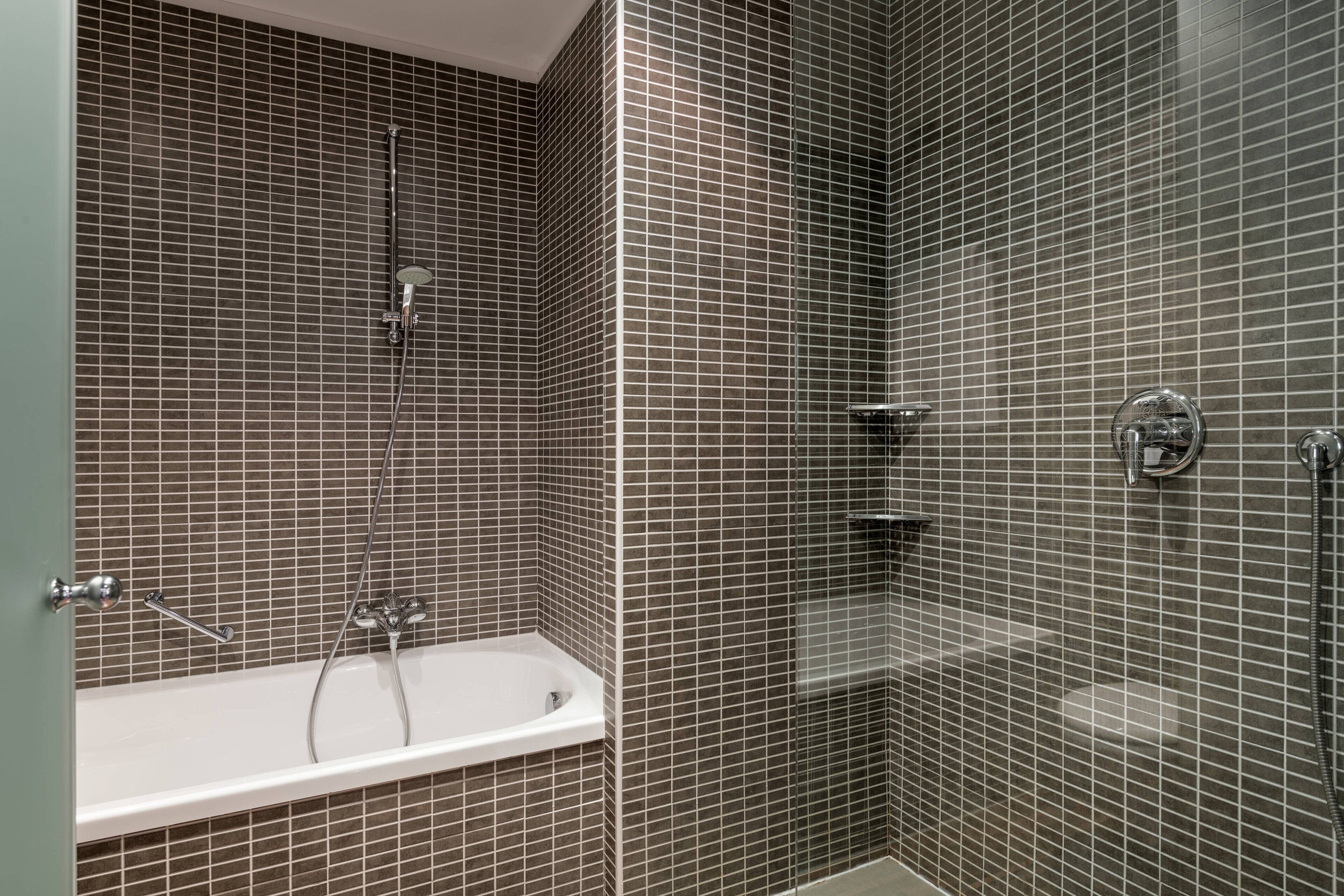 standard room, 1 king bed, non smoking | bathroom | combined shower/bathtub, deep-soaking bathtub, free toiletries