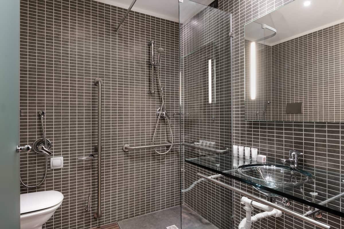 combined shower/bathtub, deep-soaking bathtub, free toiletries