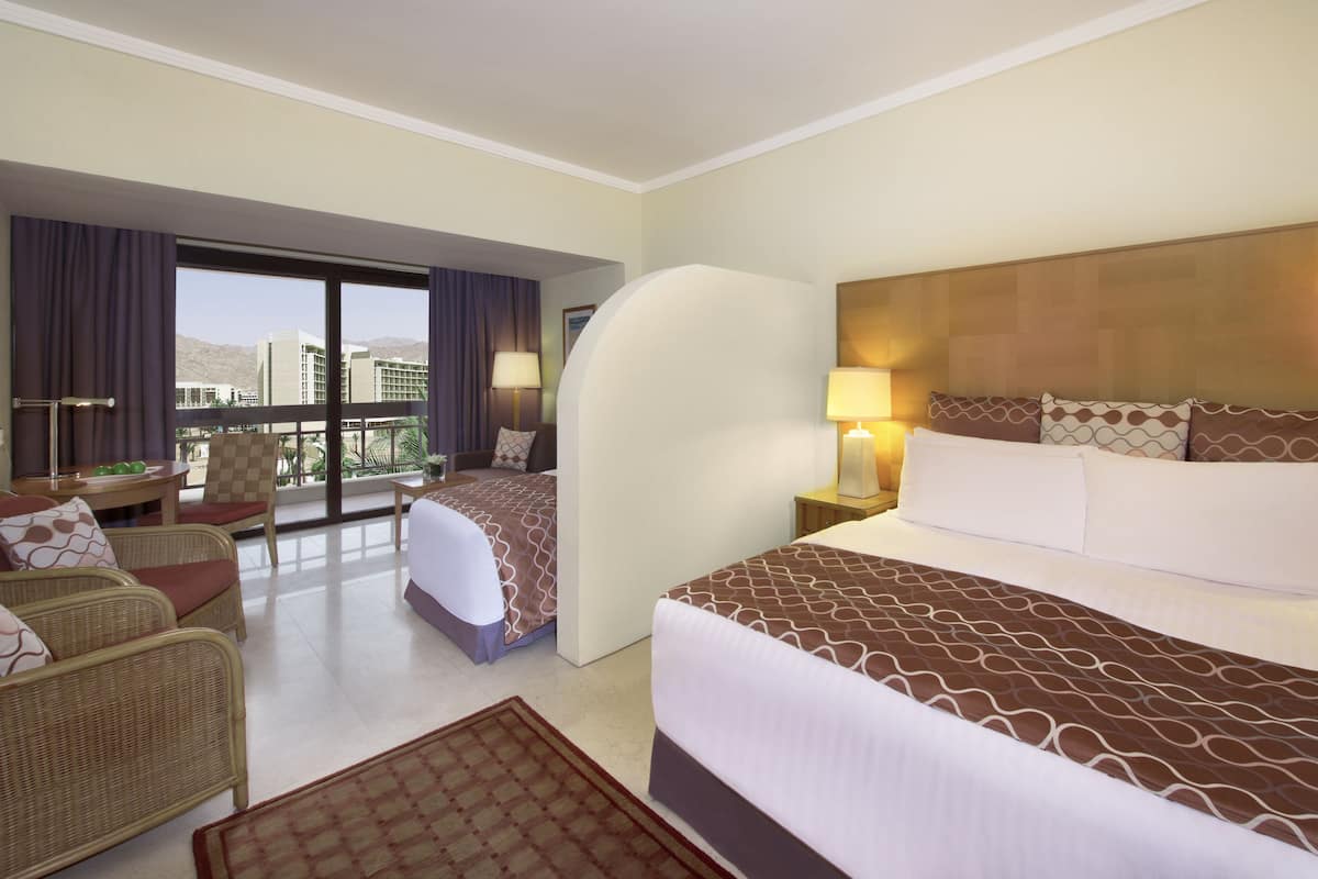 Habitación clásica, 1 cama King size, para fumadores, vista a la ciudad | 1 habitación, ropa de cama de alta calidad y minibar