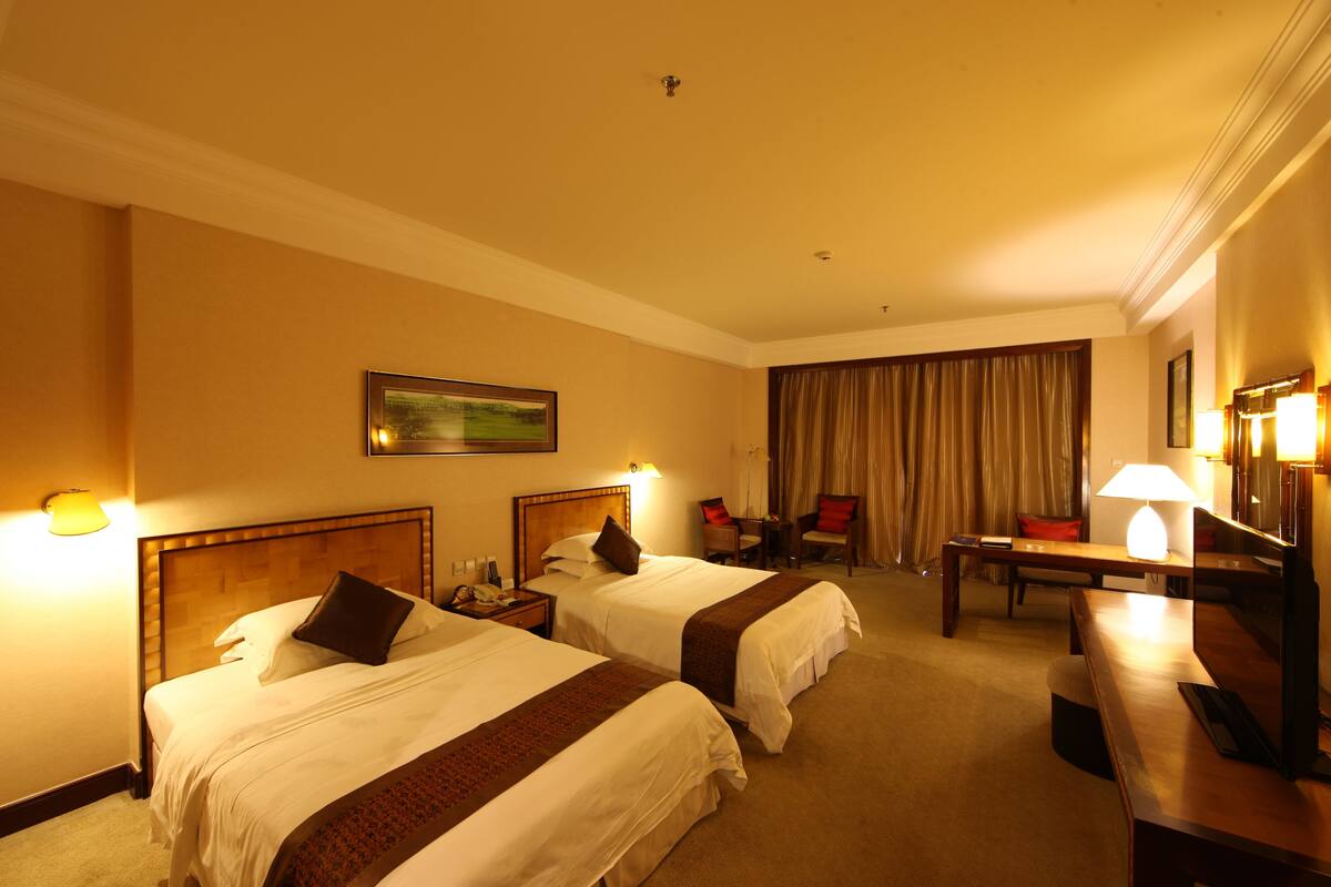 أغطية فراش متميزة وألحفة محشوة بالريش وميني بار وخزنة داخل الغرفة