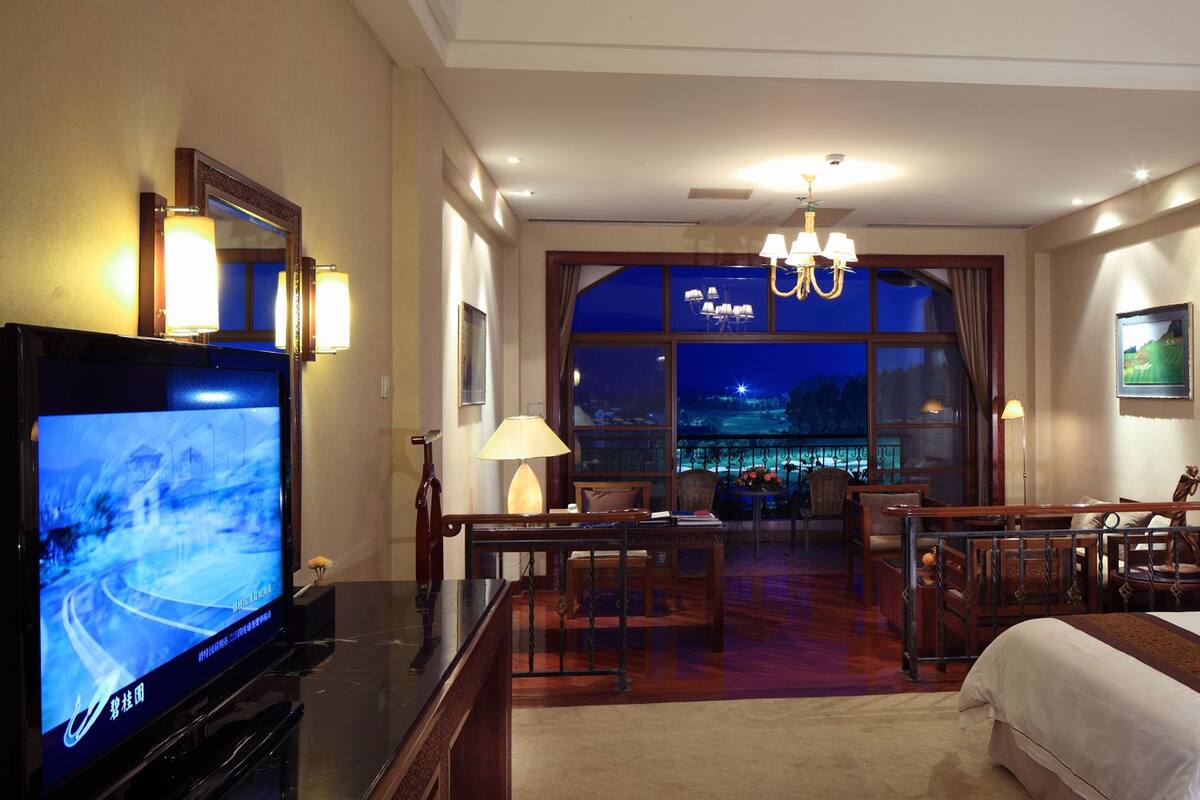 أغطية فراش متميزة وألحفة محشوة بالريش وميني بار وخزنة داخل الغرفة