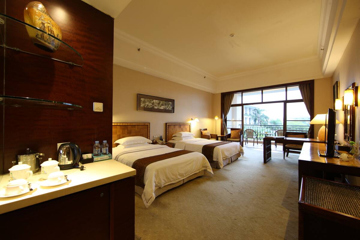 أغطية فراش متميزة وألحفة محشوة بالريش وميني بار وخزنة داخل الغرفة