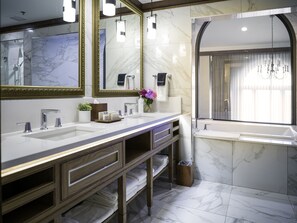 Suite presidencial | Baño | Amenidades de baño gratuitas, secadora de cabello, batas, toallas 