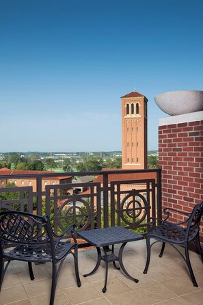 Signature Suite, 1 King Bed with Sofa bed (Cardinal) | Egyptian cotton sheets, premium bedding, pillowtop beds, in-room safe