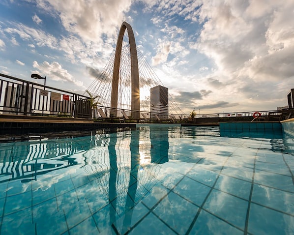 야외 수영장, 06:00 ~ 22:00 오픈, 수영장 파라솔, 일광욕 의자