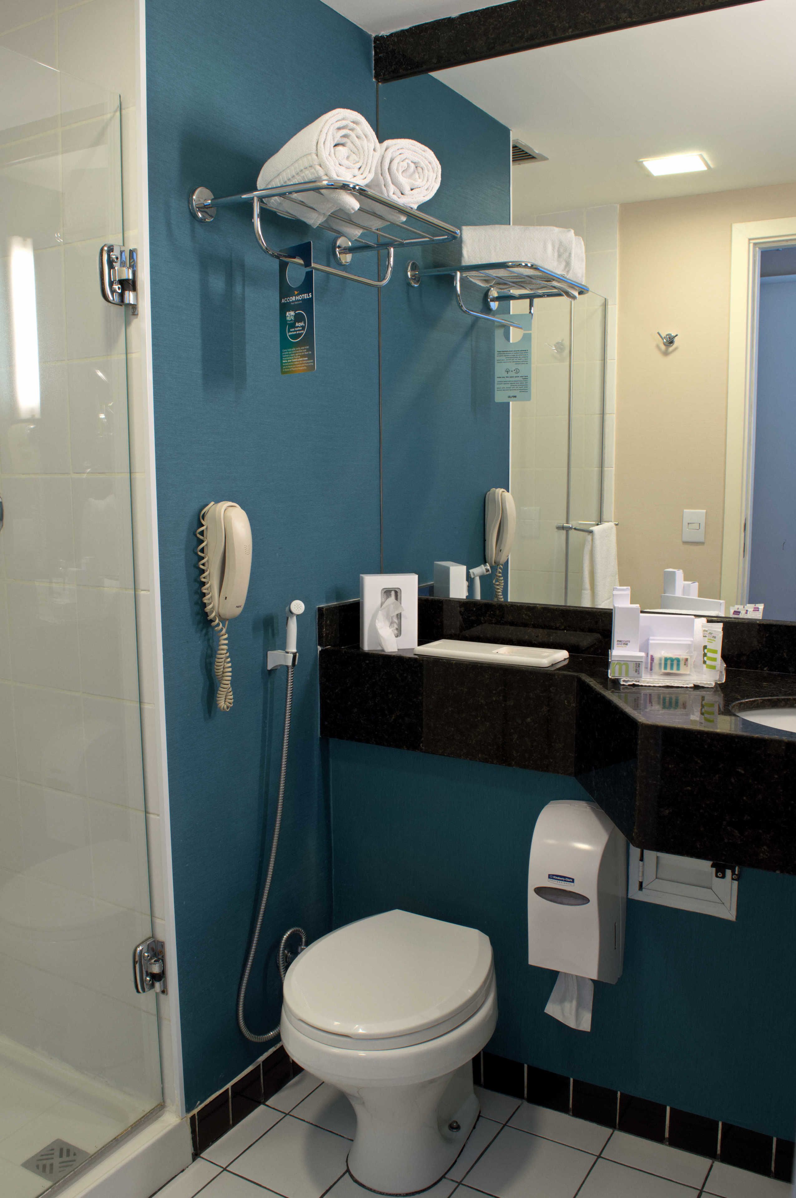 privilege, apartment, 1 king bed | bathroom | shower, eco-friendly toiletries, hair dryer, towels