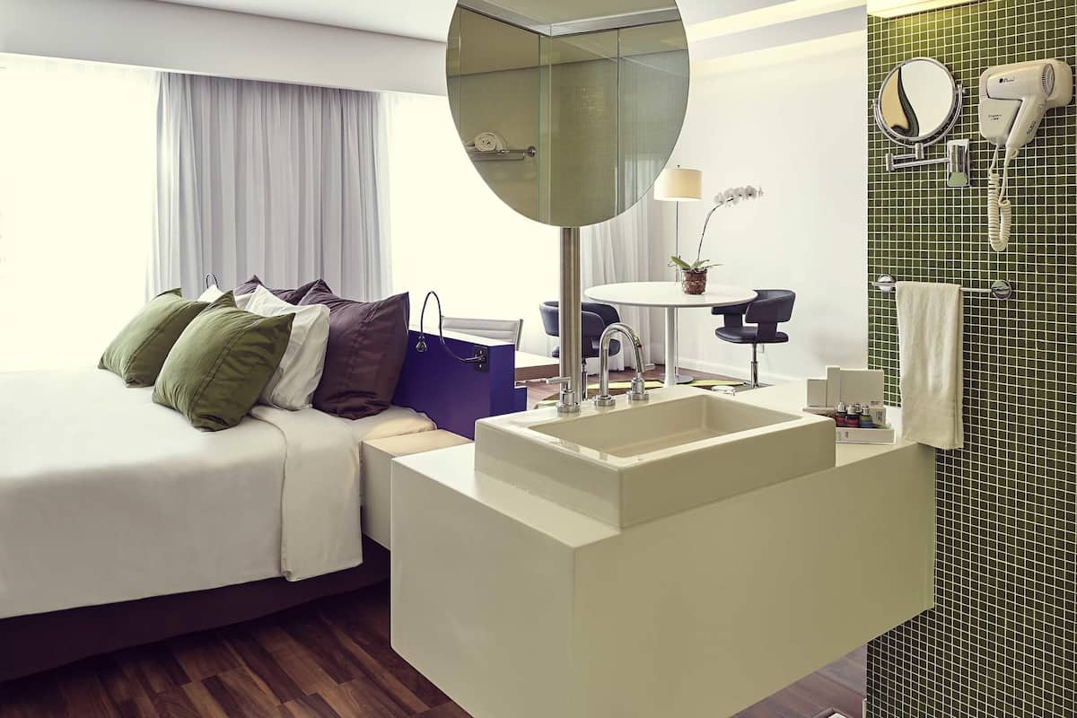 Minibar, escritorio, cortinas blackout y sistema de insonorización