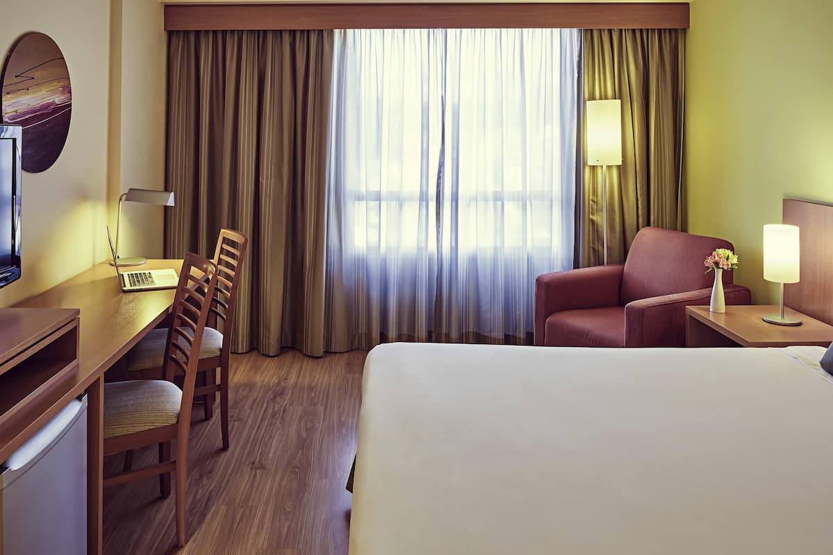 Superior Apartment, 1 King Bed | Minibar, desk, blackout drapes, soundproofing