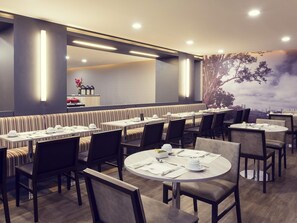 Breakfast, lunch, dinner served; international cuisine 