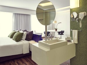 Minibar, escritorio, cortinas blackout y sistema de insonorización 