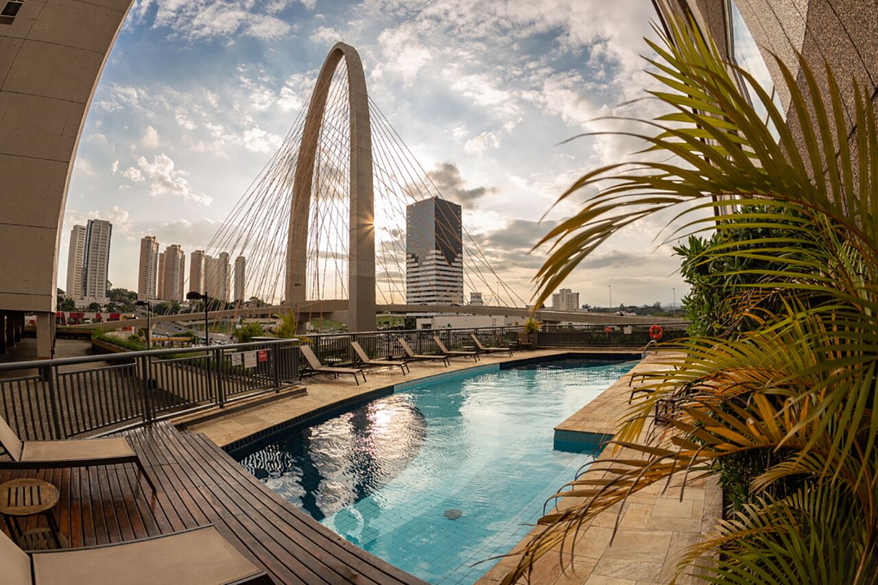 Alberca al aire libre, sombrillas en la alberca y camastros 