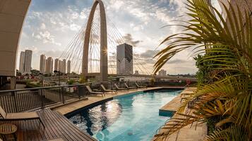 Piscina externa, funciona das 6h às 22h, guarda-sóis, espreguiçadeiras