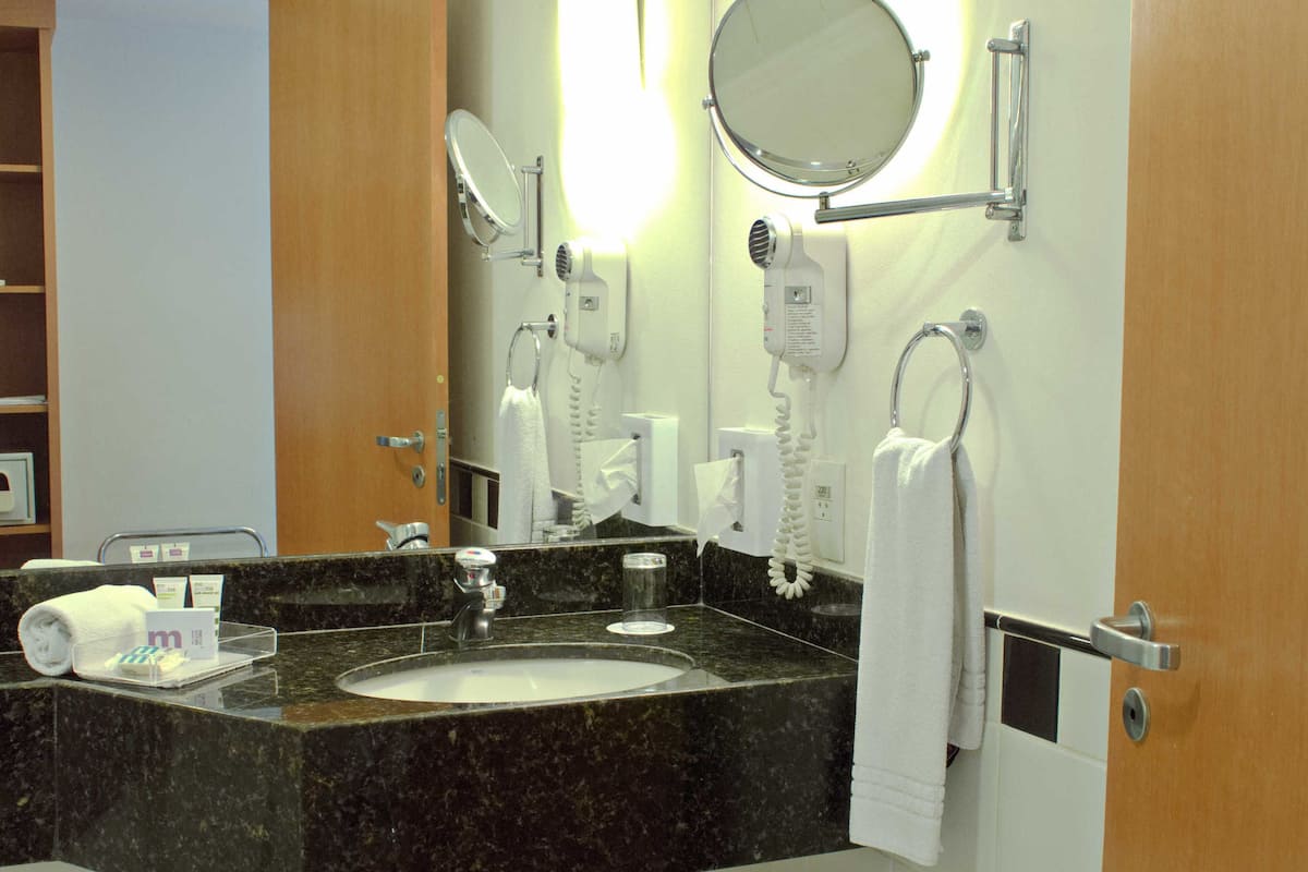 Superior Apartment, 1 King Bed | Bathroom | Shower, eco-friendly toiletries, hair dryer, towels