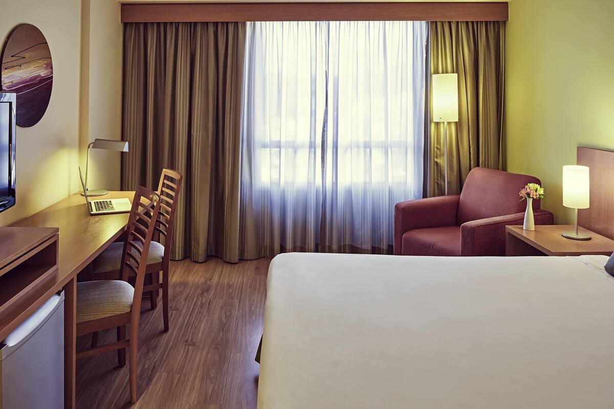 Superior Apartment, 1 King Bed | Minibar, desk, blackout curtains, soundproofing