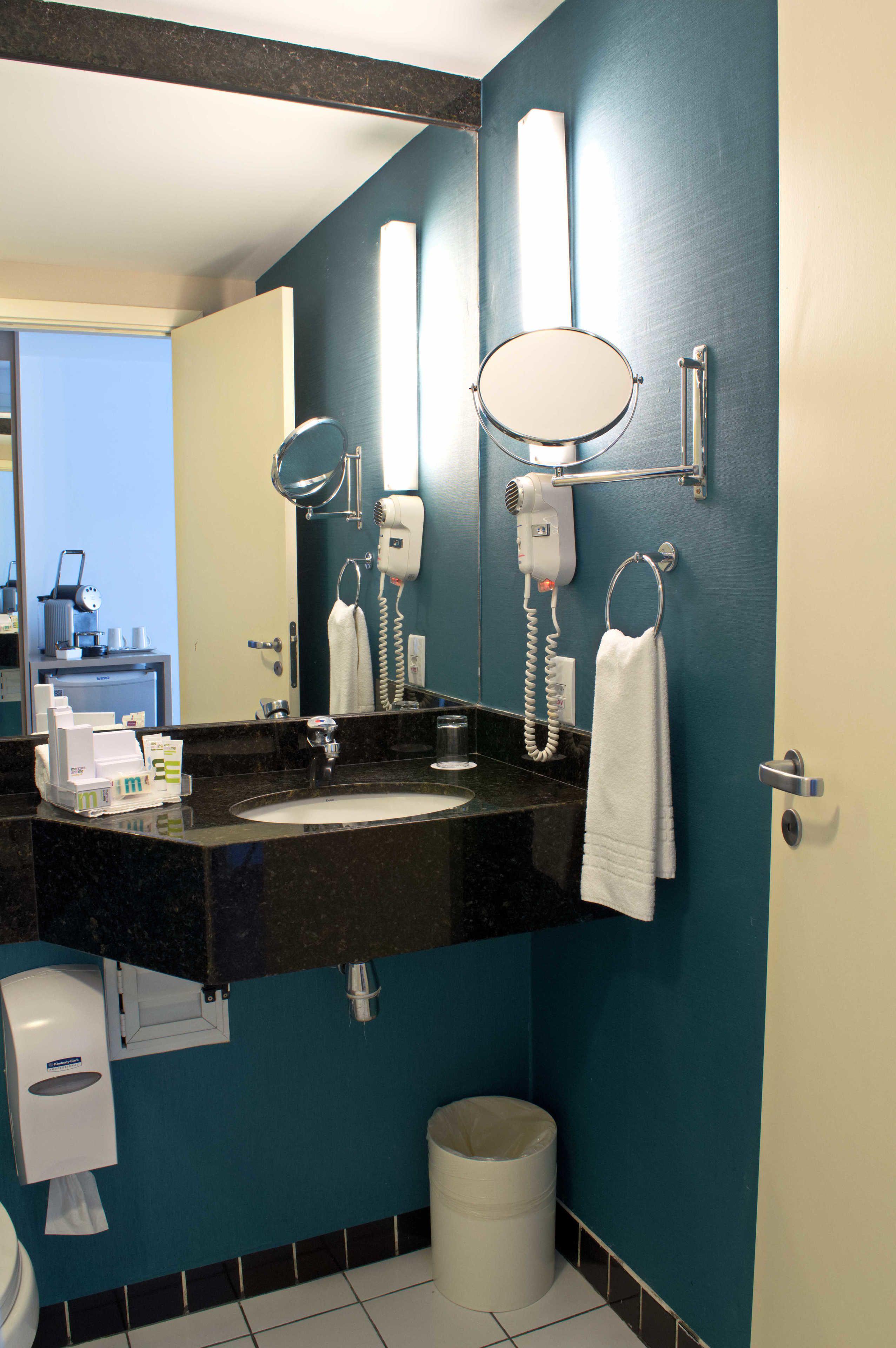 privilege, apartment, 1 king bed | bathroom | shower, eco-friendly toiletries, hair dryer, towels