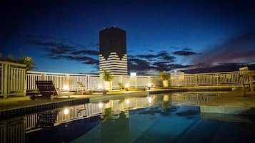 Udendørs pool, åben fra kl. 06.00 til kl. 22.00, parasoller, liggestole