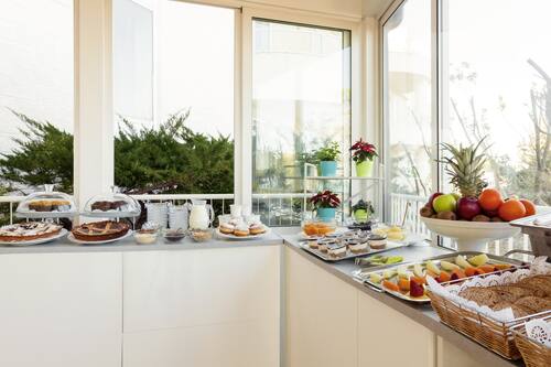 Petit déjeuner buffet servi tous les jours en supplément