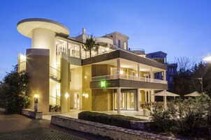 Fachada da propriedade à noite