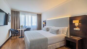 Minibar, coffres-forts dans les chambres, bureau, rideaux occultants