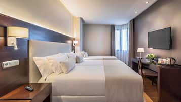 Minibar, coffres-forts dans les chambres, bureau, rideaux occultants