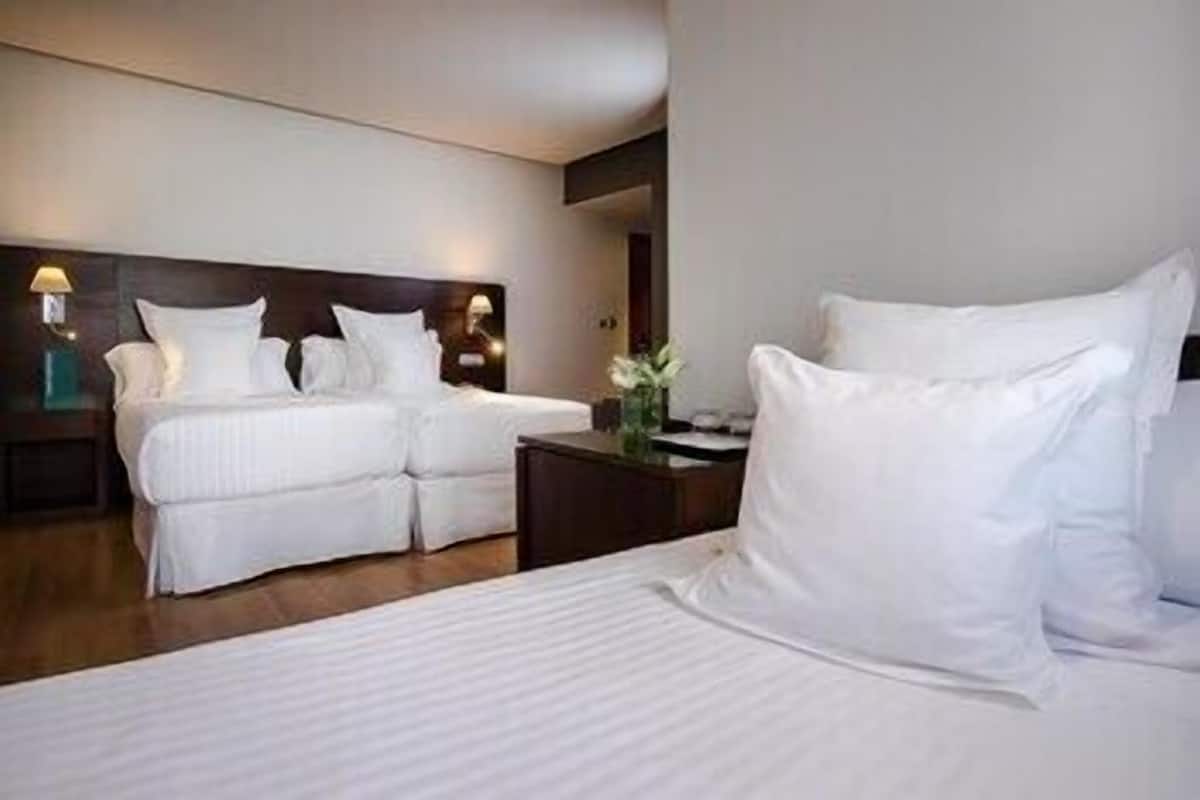 Minibar, coffres-forts dans les chambres, bureau, rideaux occultants