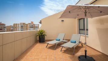Junior suite, terras (Hot Tub) | Een minibar, een kluis op de kamer, een bureau, verduisterende gordijnen