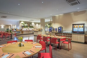 تقديم الغداء والعشاء