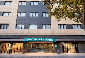 Hotel Occidental Granada har en modern fasad, stora fönster och ett väl synligt barområde.