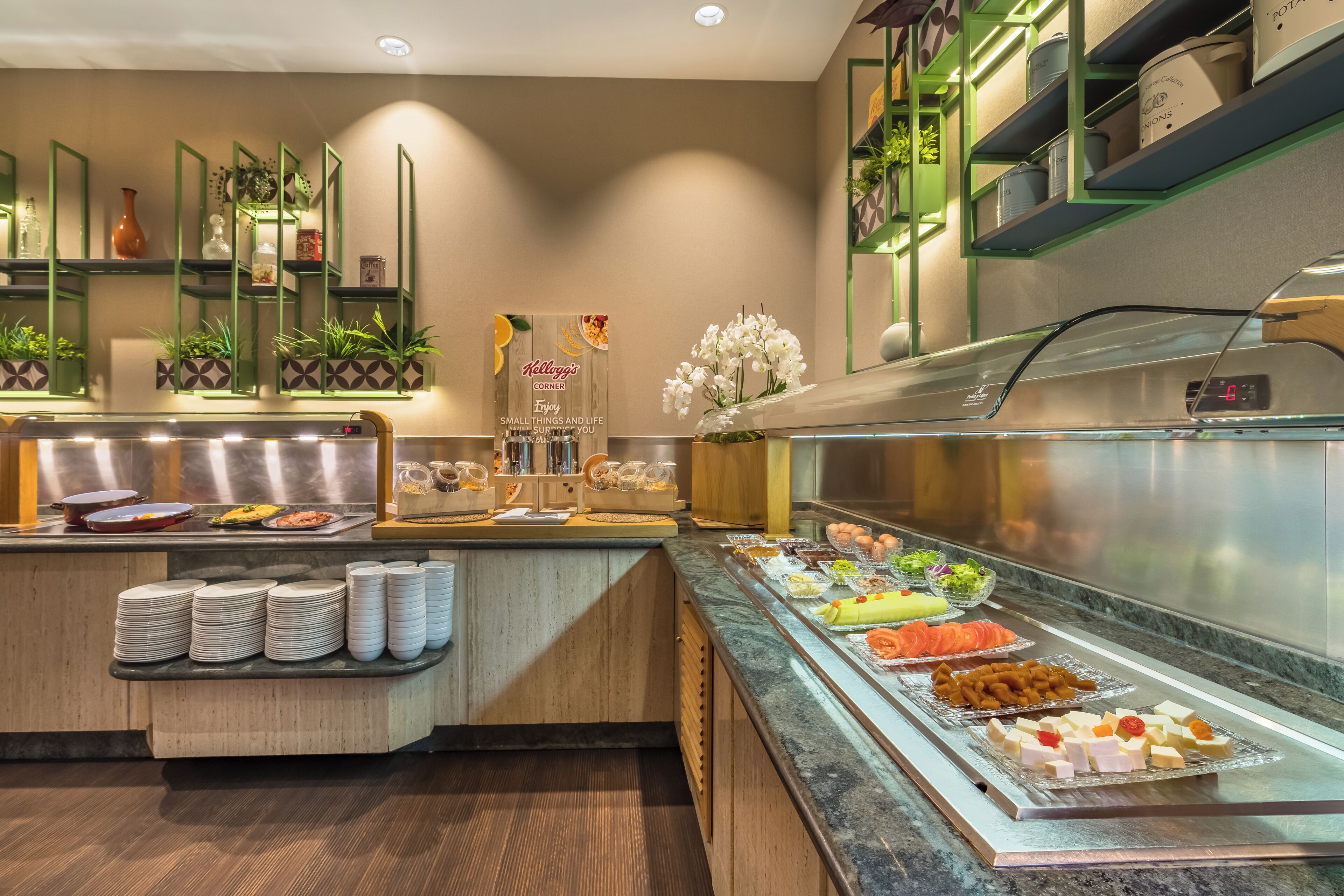 每日供應自助早餐 (每人 EUR14)