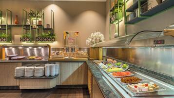 Petit déjeuner buffet (14 EUR par personne)