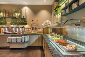 بوفيه فطور يوميًا بتكلفة قدرها (14 EUR للشخص)