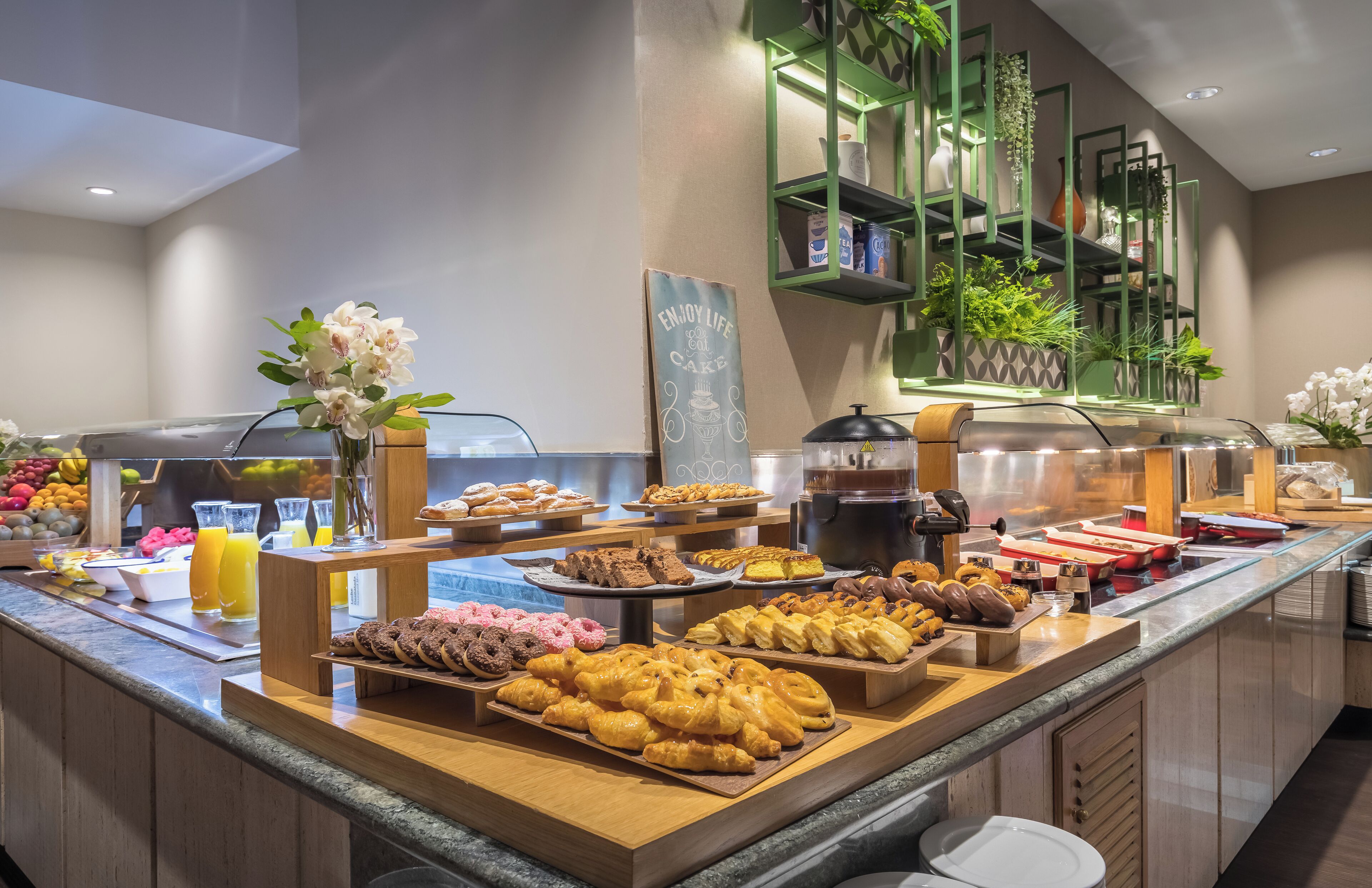 Colazione a buffet a pagamento, servita tutte le mattine 