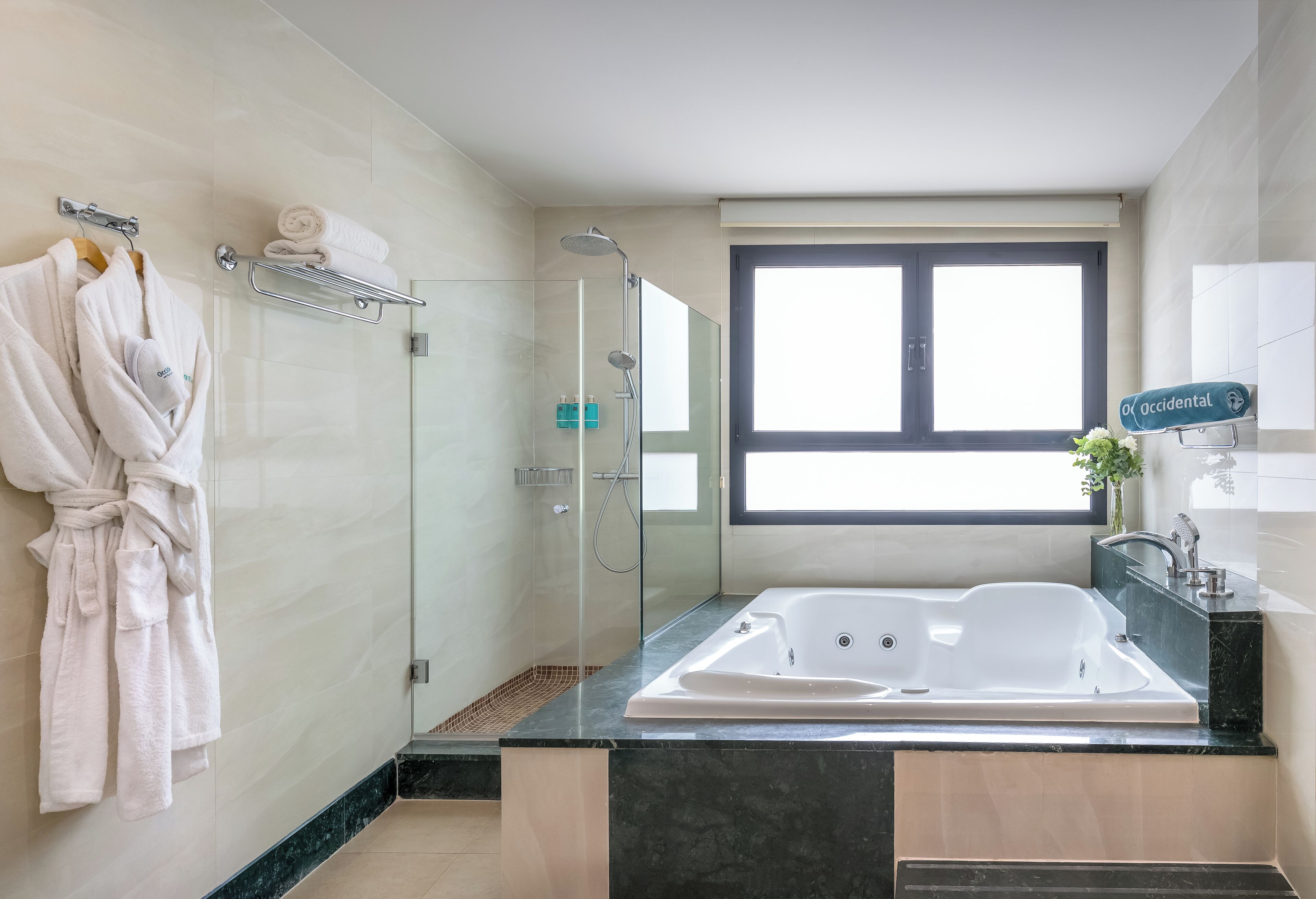 Junior suite, terras (Hot Tub) | Badkamer | Een bad, gratis toiletartikelen, een haardroger, een bidet