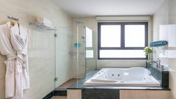 Junior suite, terras (Hot Tub) | Badkamer | Een bad, gratis toiletartikelen, een haardroger, een bidet